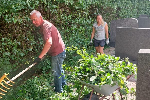Fleißige „Heckpfleger“ bei der Friedhofspflege der Pfarrkirche Kirchberg