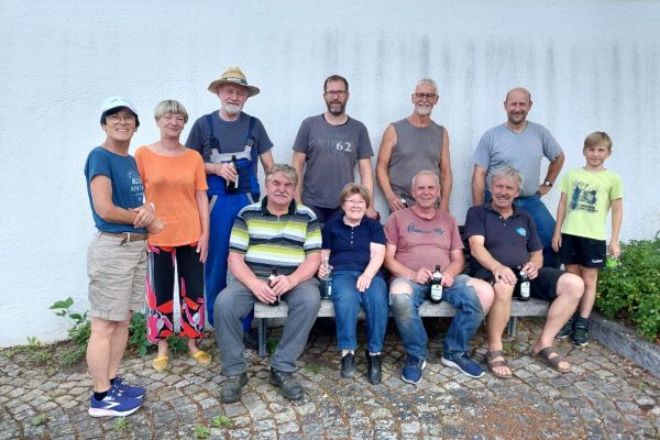 Fleißige Helfer bei der Friedhofspflege der Kirchberger Pfarrkirche - nur ein Teil der Helfer