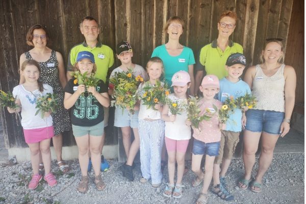 Ferienprogramm 2025: Voll stolz präsentieren die Kinder ihre Kräuterbuschn.