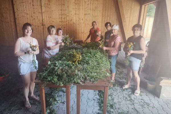 Die Binderinnen konnten beim Material aus dem vollen Schöpfen