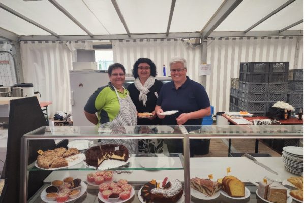 Gründungsfest FFW Kröning: An der Kuchentheke