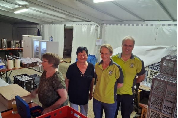 Gründungsfest FFW Kröning: An der Kuchentheke